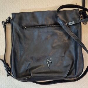 Vera Wang Elegant Black Shoulder Bag